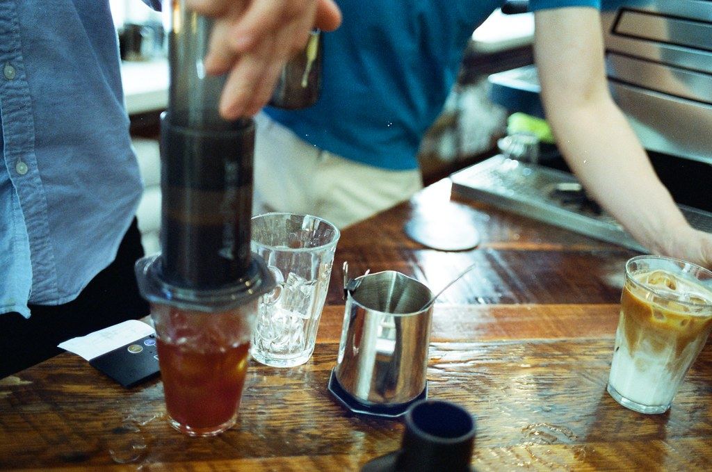 Barista preparando café con una Aeropress