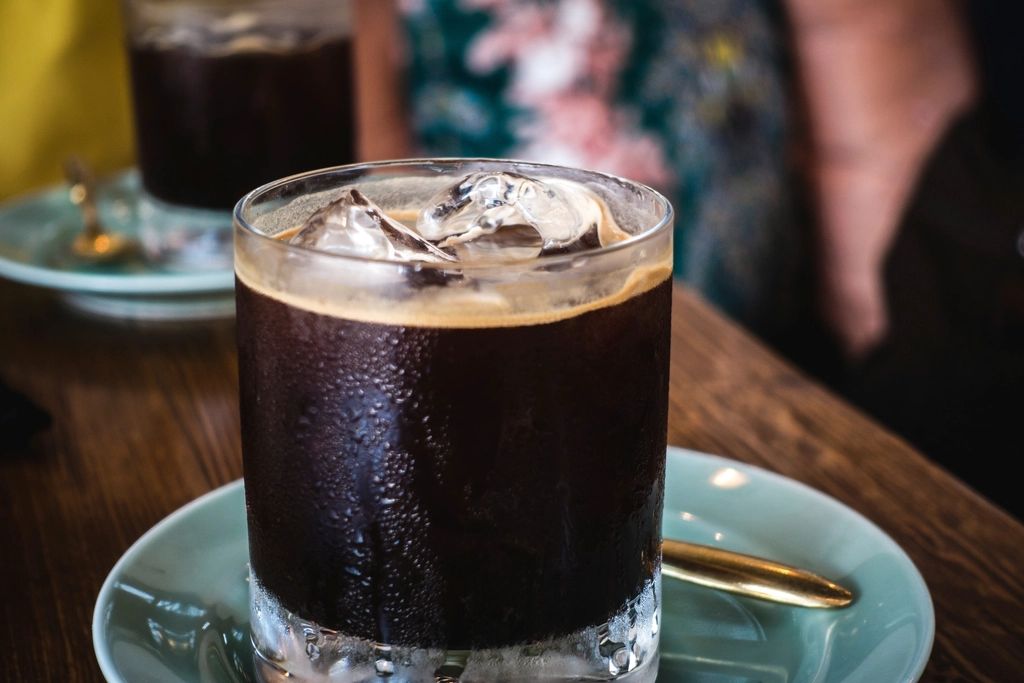 Vaso de café negro frío con hielo