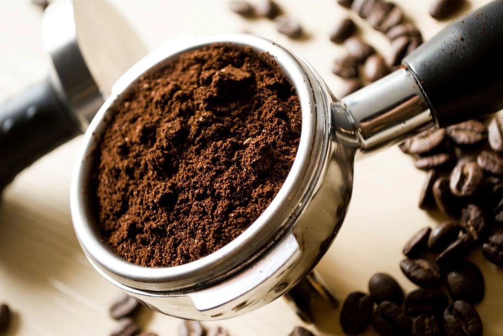 Café recién molido en un portafiltro