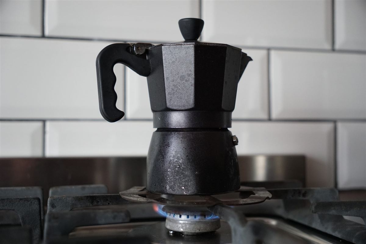Cafetera moka sobre el fogón de una estufa