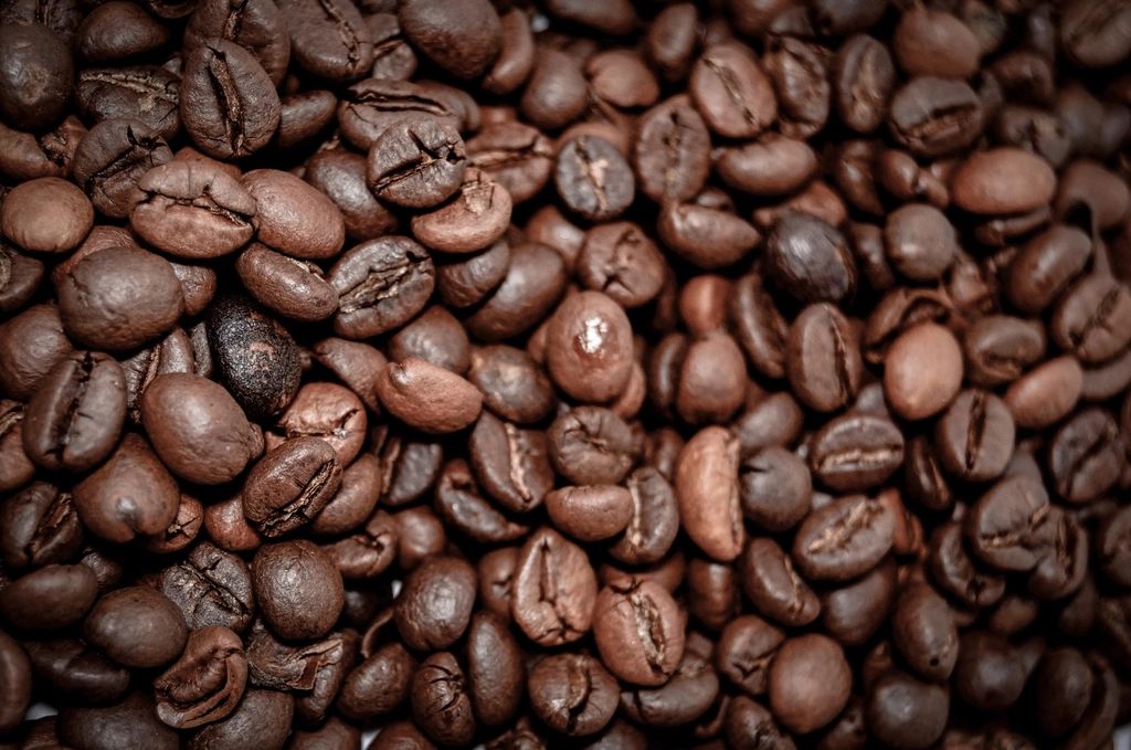 Granos de café tostado vistos de cerca