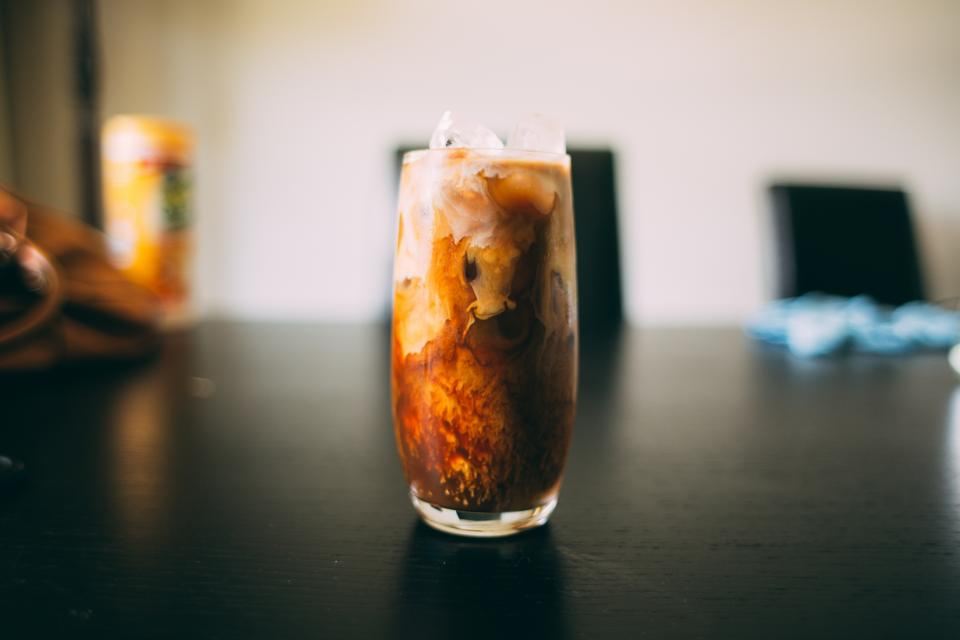 Vaso de café con leche y hielo
