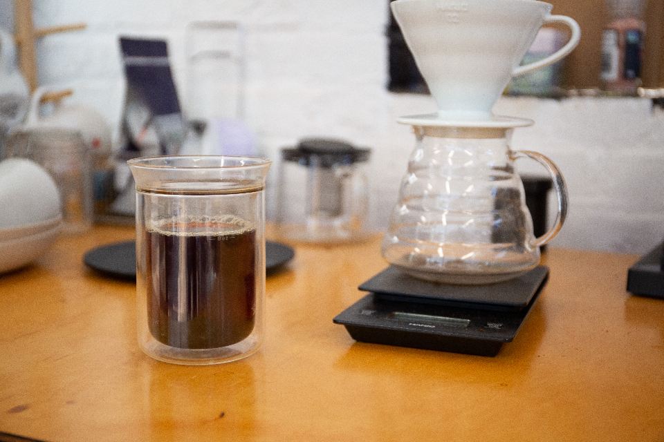 Jarra de café y filtrado manual sobre una báscula de barista