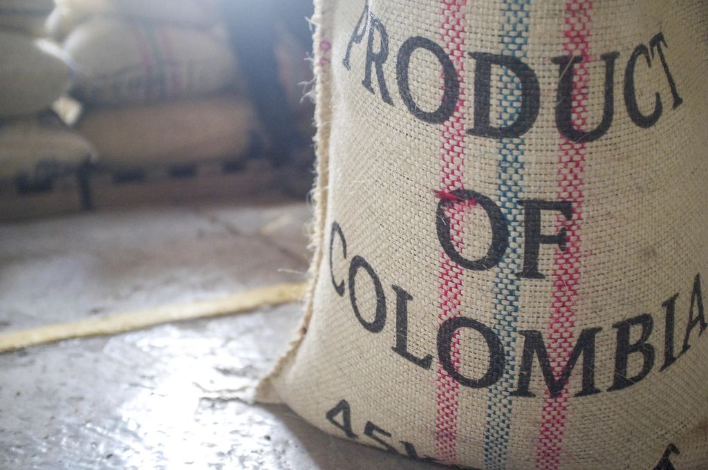 Saco de fique con café marcado «Product of Colombia»